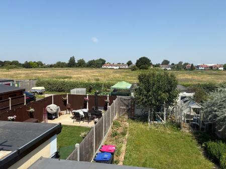 3 bedroom Semi-detached house to let in North Crescent, Southend-on-Sea, SS2