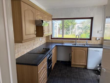 3 bedroom Semi-detached house to let in North Crescent, Southend-on-Sea, SS2