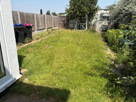 3 bedroom Semi-detached house to let in North Crescent, Southend-on-Sea, SS2