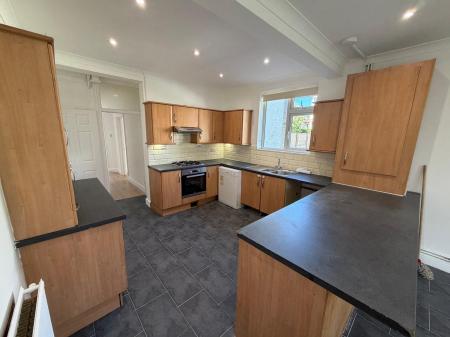 4 bedroom Semi-detached house to let in York Road, Southend-on-Sea, SS1