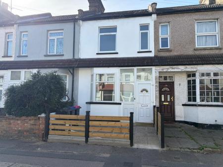 3 bedroom Terraced House to let in Fairfax Drive, Westcliff-on-Sea, SS0