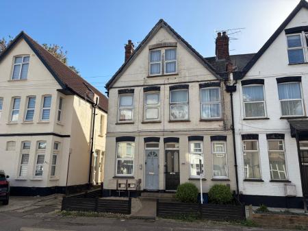 2 bedroom Flat to let in Fairfax drive, Westcliff-on-Sea, SS0