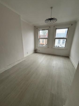 2 bedroom Flat to let in Fairfax drive, Westcliff-on-Sea, SS0