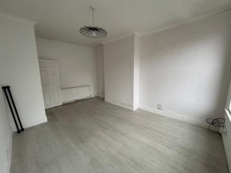2 bedroom Flat to let in Fairfax drive, Westcliff-on-Sea, SS0