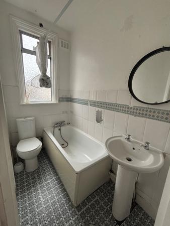 2 bedroom Flat to let in Fairfax drive, Westcliff-on-Sea, SS0