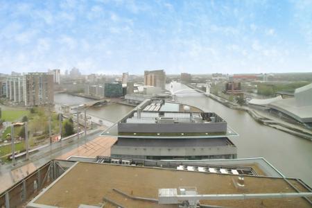 3 bedroom Flat for sale in The Heart, Media City M50 2TH