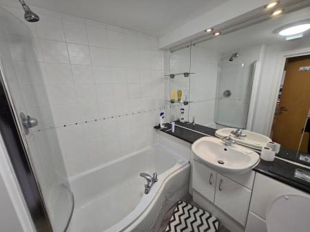 2 bedroom Flat to let in 4 Elmira Way, Salford Quays, Salford, M5