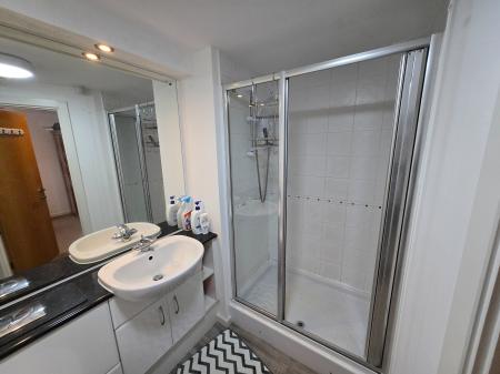 2 bedroom Flat to let in 4 Elmira Way, Salford Quays, Salford, M5