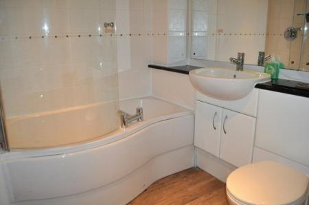 2 bedroom Flat to let in Elmira Way, Salford, M5