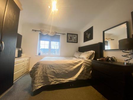 2 bedroom Flat to let in Great Oak Drive, Altrincham, WA15