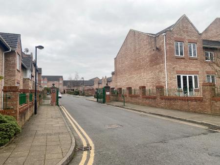 2 bedroom Flat to let in Great Oak Drive, Altrincham, WA15