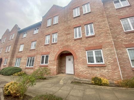 2 bedroom Flat to let in Great Oak Drive, Altrincham, WA15