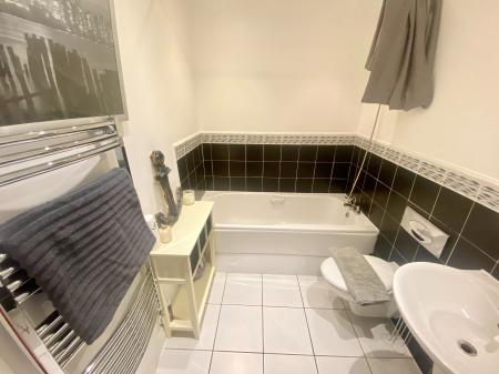 2 bedroom Flat to let in Great Oak Drive, Altrincham, WA15
