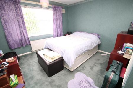 3 bedroom Semi-detached house to let in Kingsway Park, Urmston, M41