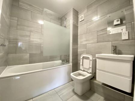 2 bedroom Flat to let in Vancouver Quay, Salford Quays, Salford, M50