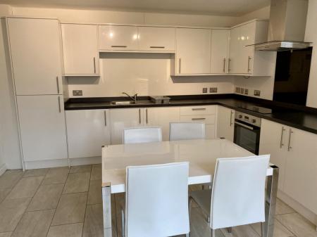 2 bedroom Flat to let in Vancouver Quay, Salford Quays, Salford, M50