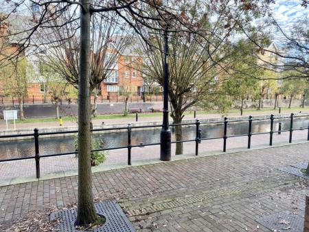 2 bedroom Flat to let in Vancouver Quay, Salford Quays, Salford, M50