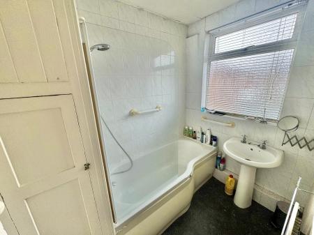 4 bedroom Semi-detached house for sale in Windsor Road, Denton, M34