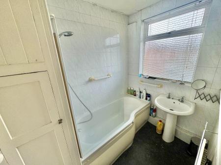 4 bedroom Semi-detached house for sale in Windsor Road, Denton, M34