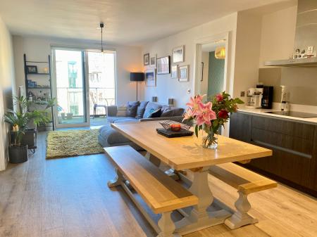 2 bedroom Flat to let in Lockside Lane, Salford, M5