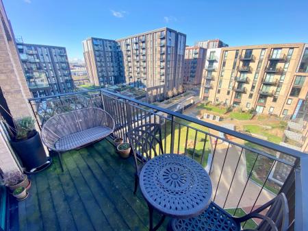 2 bedroom Flat to let in Lockside Lane, Salford, M5