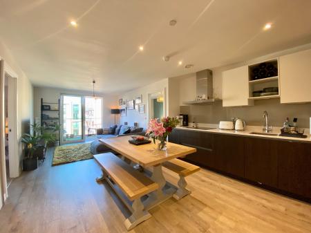 2 bedroom Flat to let in Lockside Lane, Salford, M5