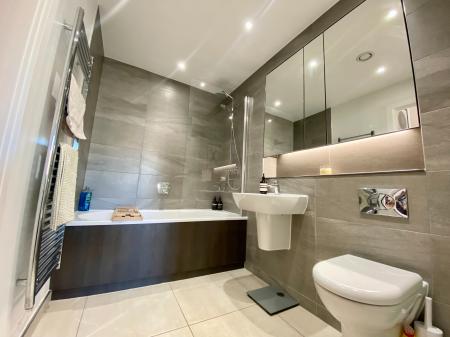 2 bedroom Flat to let in Lockside Lane, Salford, M5