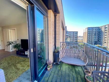 2 bedroom Flat to let in Lockside Lane, Salford, M5