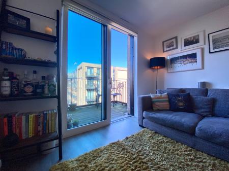 2 bedroom Flat to let in Lockside Lane, Salford, M5