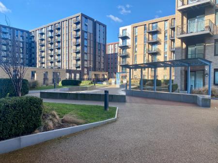 2 bedroom Flat to let in Lockside Lane, Salford, M5