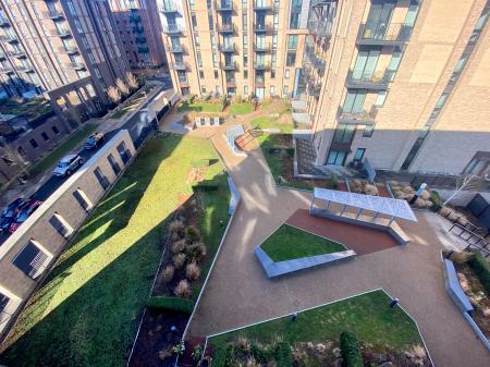 2 bedroom Flat to let in Lockside Lane, Salford, M5