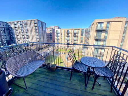 2 bedroom Flat to let in Lockside Lane, Salford, M5