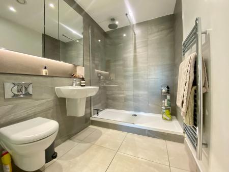 2 bedroom Flat to let in Lockside Lane, Salford, M5