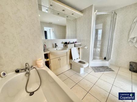 2 bedroom Apartment for sale in The Quays, Salford Quays, Salford, M50