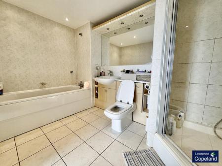 2 bedroom Apartment for sale in The Quays, Salford Quays, Salford, M50