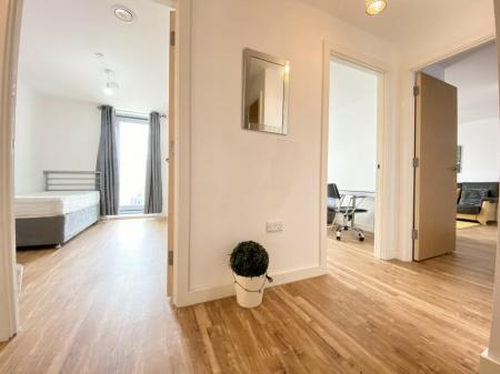 3 bedroom Flat to let in Michigan Point Tower A, Salford Quays, Salford, M50