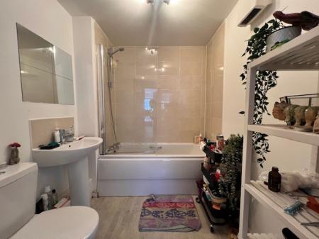 2 bedroom Flat to let in 1a Elmira Way, Salford Quays, Salford, M5