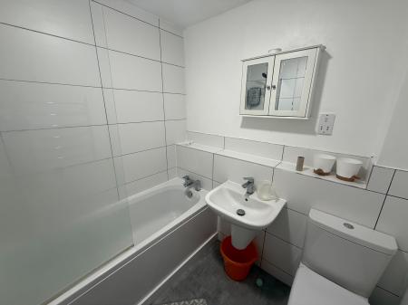 2 bedroom Flat to let in Georgette Drive, Salford, M3