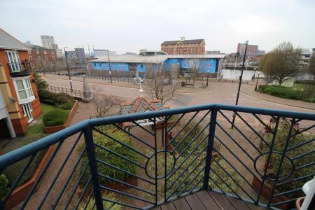 2 bedroom Flat to let in Vancouver Quay, Salford Quays, Salford, M50