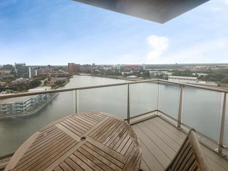 2 bedroom Flat to let in The Quays, Salford Quays, Salford, M50