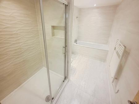 2 bedroom Flat to let in The Quays, Salford Quays, Salford, M50