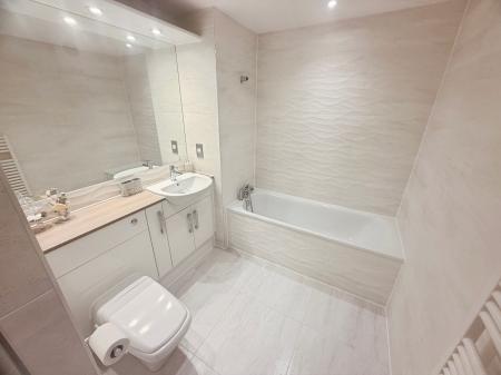 2 bedroom Flat to let in The Quays, Salford Quays, Salford, M50