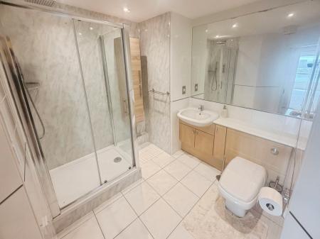 2 bedroom Flat to let in The Quays, Salford Quays, Salford, M50
