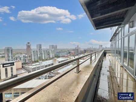 2 bedroom Flat to let in The Quays, Salford, M50