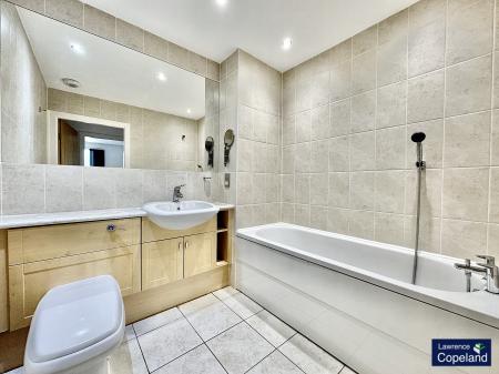 2 bedroom Flat to let in The Quays, Salford, M50
