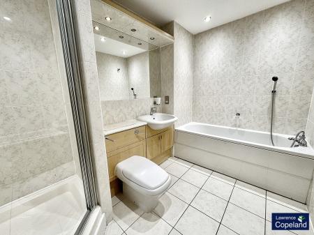 2 bedroom Flat to let in The Quays, Salford, M50