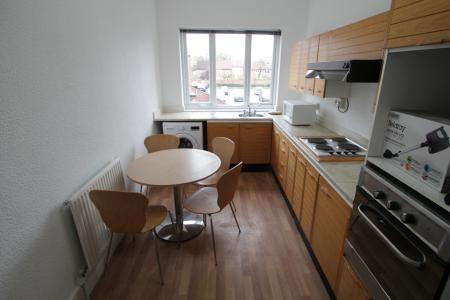 2 bedroom Flat to let in Cross Street, Sale, M33