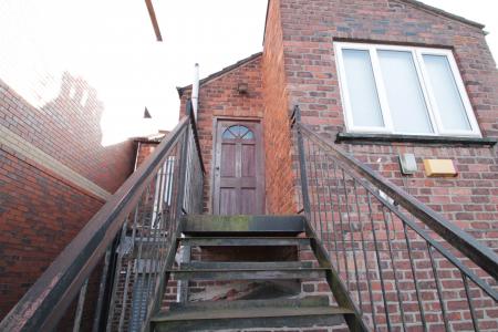 2 bedroom Flat to let in Cross Street, Sale, M33