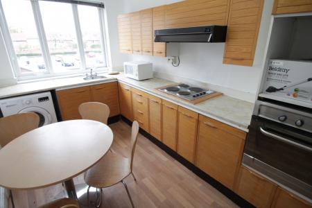 2 bedroom Flat to let in Cross Street, Sale, M33