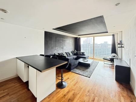 2 bedroom Flat to let in 94 The Quays, Salford Quays, Salford, M50